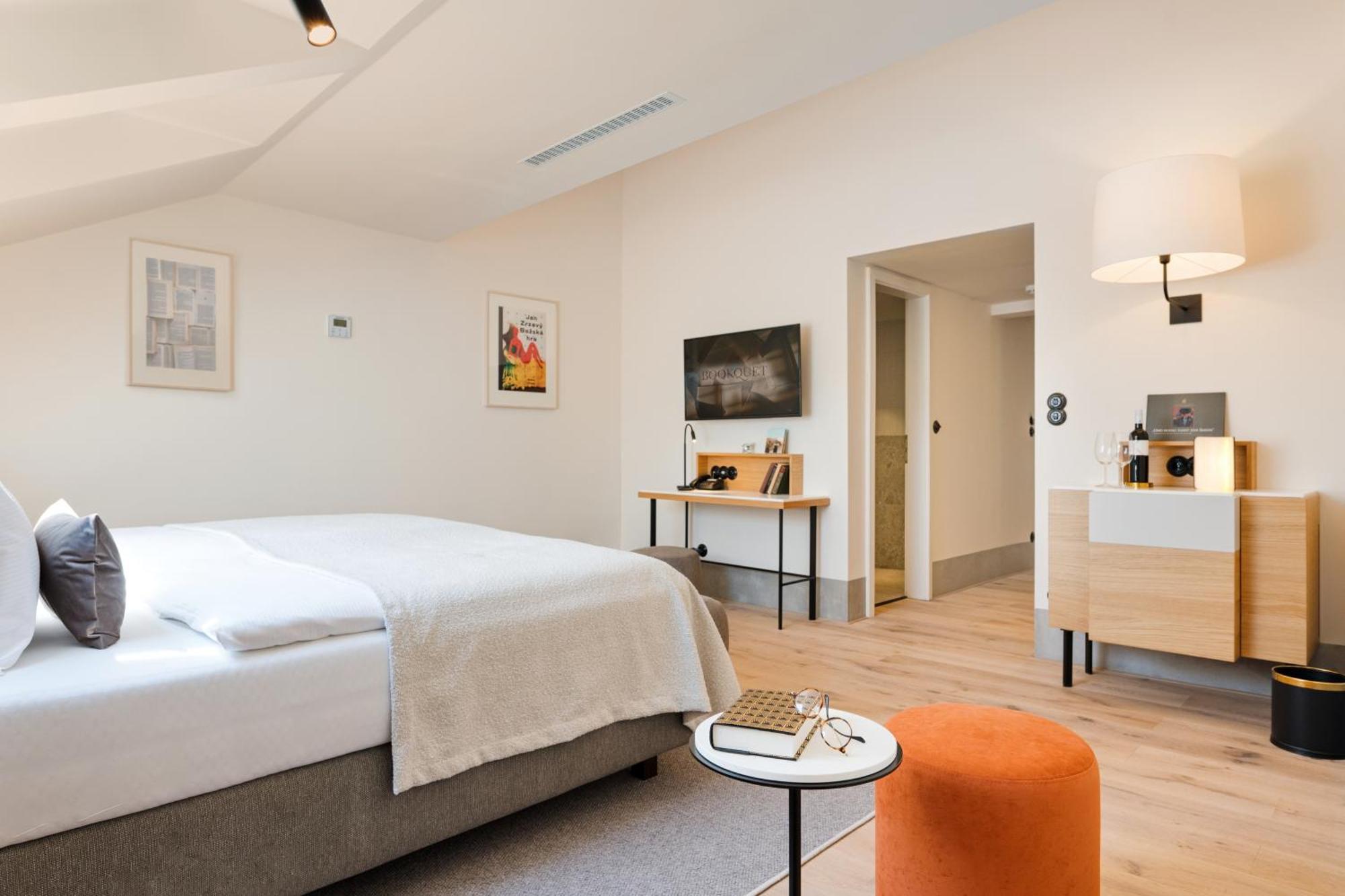 Doppel-/Zweibettzimmer mit Balkon
