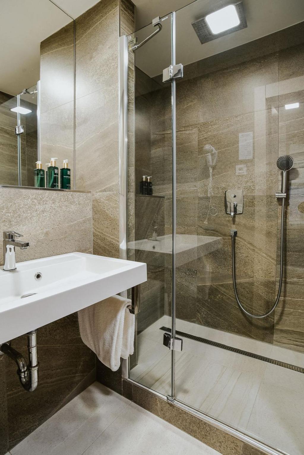 Deluxe Suite Pool Access